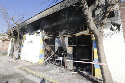 Vistes del taller situat a l’avinguda Catalunya d’Alcarràs després de l’incendi de dimarts a la tarda.