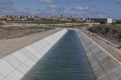 El canal principal del Segarra-Garrigues a su paso por la localidad de Verdú.