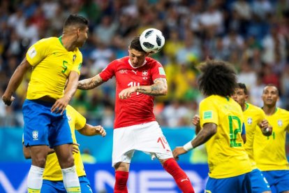 Els jugadors de la selecció suïssa Haris Seferovic i Xherdan Shaqiri feliciten el seu company Steven Zuber, autor del gol de l’empat.