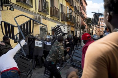 Cargas policiales en la plaza Nelson Mandela de Madrid, tras la llegada del cónsul de Senegal.