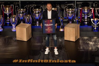 Andrés Iniesta, envoltat de trofeus, durant l’acte que li va dedicar ahir el Barcelona.