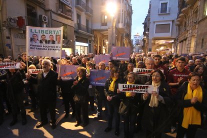 La manifestación en la plaza Paeria (izquierda), concentración matinal en Lleida (arriba) y por los Jordis en les Borges (abajo).