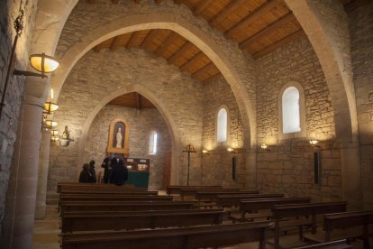 Els nous vitralls - A dalt, dos dels nous vitralls, que exhibeixen l’escut de Tàrrega i la mitra i bàcul episcopal. A la dreta, vista de l’interior de l’ermita i les imatges de sant Eloi i sant Francesc d’Assís dels vitralls que falten.