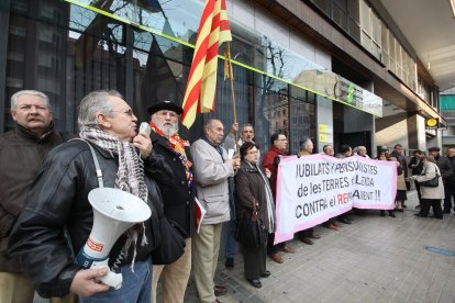 Pensionistas leridanos en una protesta ante la sede de la Seguridad Social en la demarcación.