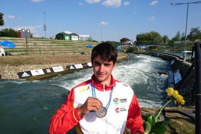 Miquel Travé muestra la medalla de oro ganada en la final de canoa individual, su especialidad, quMiquel Travé muestra la medalla de oro ganada en la final de canoa individual, su especialidad, que se une a la que ya logró el sábado en kayac.e se une a la que ya logró el sábado en kayac.