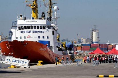 Voluntaris de Creu Roja i agents de la Guàrdia Civil van esperar el desembarcament dels rescatats.