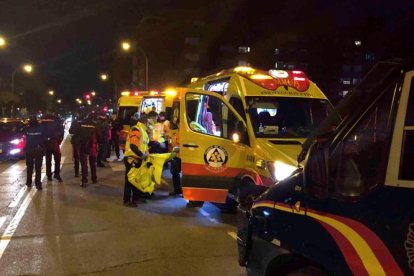 Serveis d’emergència en el moment en què atenien el seguidor apunyalat.