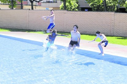 Nens banyant-se a les piscines de Cappont dissabte passat.