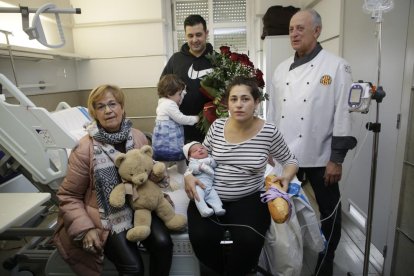 Iker, con sus padres, su hermana, la edil Montse Parra y Pau Borràs, vicepresidente de los panaderos.  