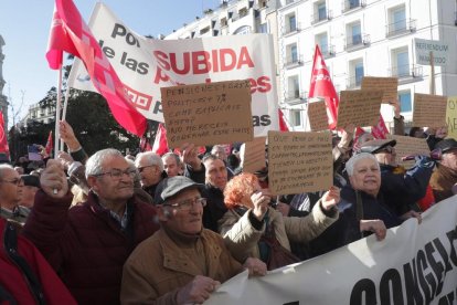 Pensionistes reunits davant del Congrés dels Diputats, ahir.