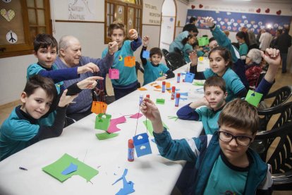 Taller al col·legi Mare de Déu del Socós amb alumnes de Primària i gent gran, que van interactuar amb la creació d’un fanalet i ball.