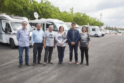 Edils de Tàrrega i les primeres autocaravanes al pàrquing.