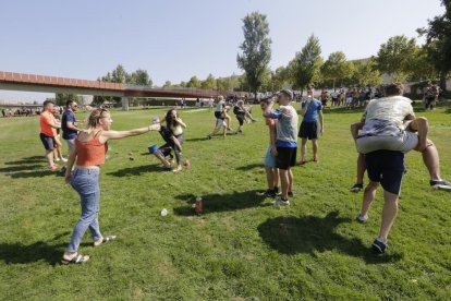 Vuelven las novatadas, a pesar de estar vetadas en la UdL -  Las tradicionales novatadas a los estudiantes de primero de las distintas facultades siguen estando en boga, a pesar de que no están permitidas dentro de la universidad. Ayer, el tramo d ...