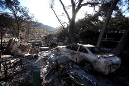 Gairebé 1.000 desapareguts i 77 morts pels incendis a Califòrnia