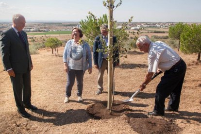 Els Amics de l’Arbre i Borges planten una alzina a l’espai.