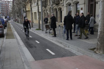 Un ciclista circula pel carril bici de la rambla d’Aragó.