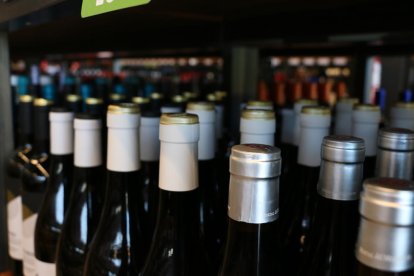 Una tienda de vinos.