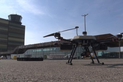 Vista del dron Argus Predator ahir a l’aeroport lleidatà.