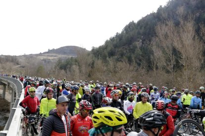 Vista dels ciclistes que es van congregar ahir al lloc on van atropellar-ne un a l’N-260.