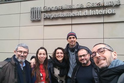 Representants de l’APE, abans de la reunió d’ahir amb Interior.