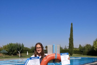 Paula Juste, ayer en las instalaciones del CN Lleida mostrando los tres diplomas del Mundial.