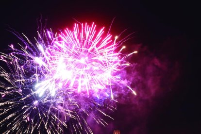 El castillo de fuegos artificiales desde el margen izquierdo del Segre, a cargo de la pirotécnica castellonense Peñarroja, puso anoche el broche final a las Festes de la Tardor de Lleida.