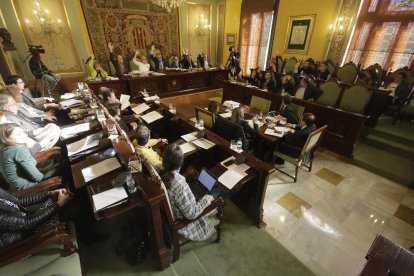 Votación de las cuentas de le EMU en un pleno de la Paeria.