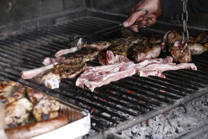 La barbacoa de Talarn que ayer acogió una costillada popular.