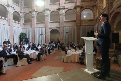 Enric Fernández dijo estar “impresionado” por el edificio del Roser, que acoge los Diàlegs de SEGRE.