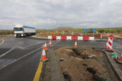 Una de les rotondes que es construeixen a la C-12 i que donen accés a Alfés.