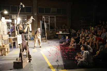 L’Espai Marbi de producció teatral va acollir ahir a la nit la representació de ‘La gallina dels ous d’or’ i festa d’aniversari de Zum-Zum Teatre.