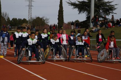 Els nens i nenes de la jornada de miniatletisme van fer curses en cadira de rodes per prendre consciència sobre l’esport adaptat.