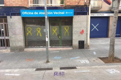 Imagen del estado de una de las sedes del PP en Badalona.