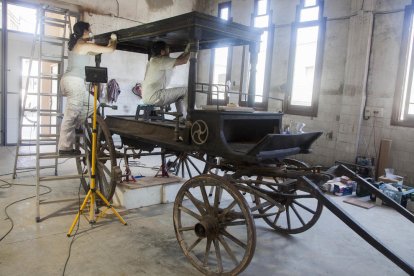 Imagen de la restauración del antiguo carruaje funerario de Linyola. 