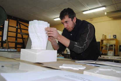 Erik Schmitz, con la maqueta del nuevo monumento.