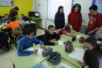 Enric, Anna, Carlota i Àlex en una classe de sisè de Primària del col·legi Riu Segre.