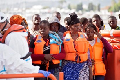 Efectius de la Creu Roja atenent a Motril diversos immigrants.