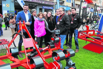 Forcadell va visitar la fira acompanyada d’alcaldes i edils del Pla.