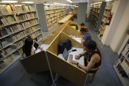 Imagen de archivo de alumnos en una biblioteca de la UdL.