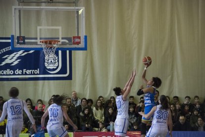 Caitlyn Ramirez, la màxima anotadora del Cadí ahir, intenta el tir davant la defensa de Sánchez.