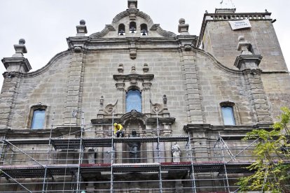 Un operario ayer en los trabajos en la recuperación en la colegiata de Santa Maria de Guissona. 