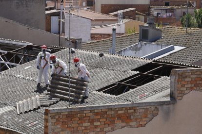 Los operarios completaron en 4 horas la retirada de la cubierta de fibrocemento.