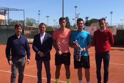 Els dos finalistes, amb el nou president del club, José Luis Solans.