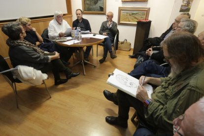 El Cercle de Belles Arts va acollir ahir la taula redona dedicada a Josep Guinovart.