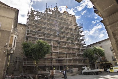 La estructura metálica y las mallas que se han instalado en la fachada de la colegiata neoclásica de Santa Maria de Guissona.