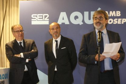 Josep Cuní presentando SER Catalunya, junto a directivos de la cadena, ayer en el Parador de Lleida. 