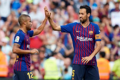 Sergio Busquets celebra un gol amb Rafinha durant el passat Trofeu Joan Gamper.