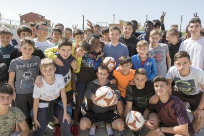 Un grupo de alumnos del instituto con balones. Y es que el fútbol sirve como instrumento para unirles a todos