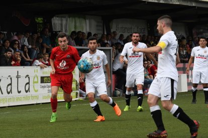 Un jugador de l’Alpicat i alguns del Borges, durant una acció ahir en el partit.