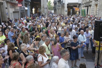 Els cantaires van tornar a reclamar ahir davant de la Paeria l’alliberament dels presos.